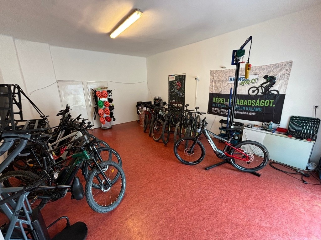Bérelhető e-bike-ok az üzlet előtt